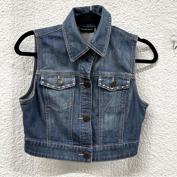 New York Company Jackets & Blazers - New York Company xs women’s blue denim crop vest, studs on the front 2 pockets